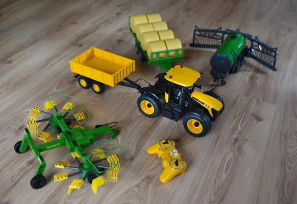 RC traktor s valníkem