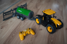 RC Traktor s kropící cisternou